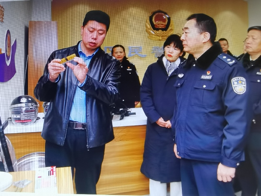 济南锁具行业协会会长王胜利在公安局为济南市公安局局副局长郑宏局长介绍锁具防盗